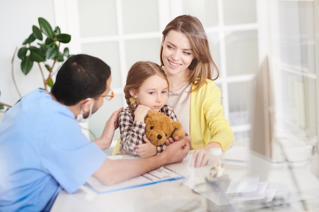 Niña asustada visitando médico