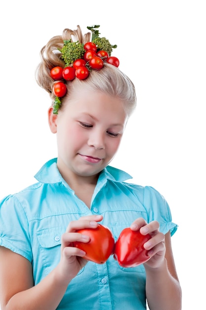 Foto la niña atenciosa pone el corazón de los tomates