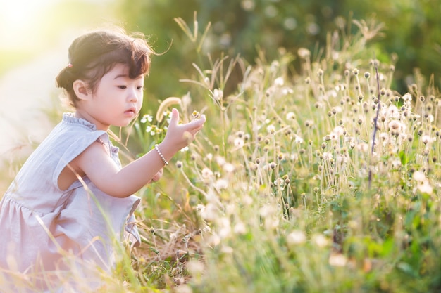 Niña atenta tocando las flores