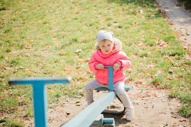 Niña atractiva en al aire libre