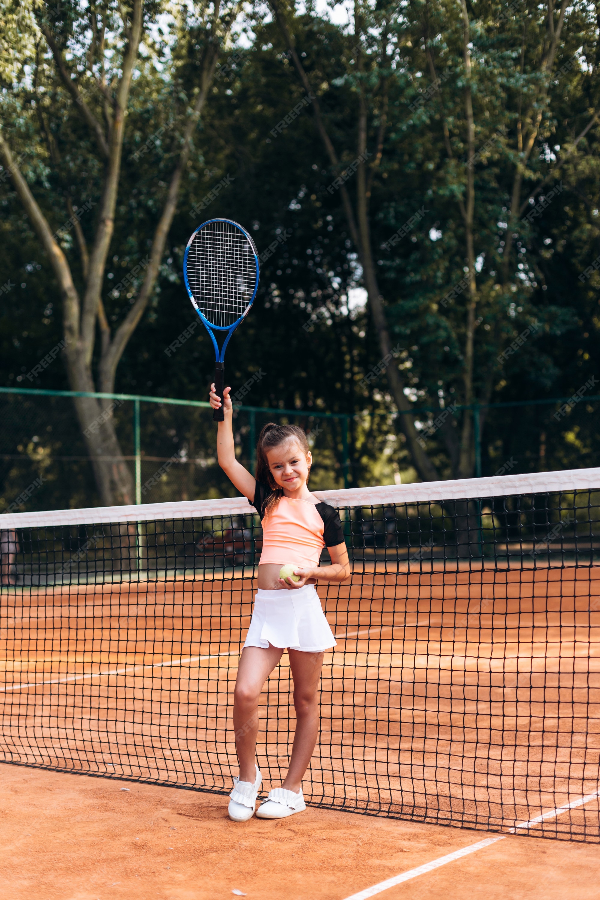 Niña atractiva en ropa deportiva está jugando tenis | Foto Premium