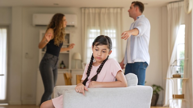 Foto niña atrapada en medio de la tensión por la discusión de sus padres