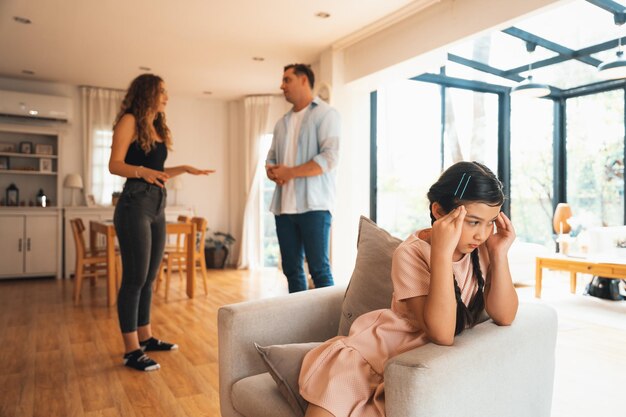 Foto niña atrapada en medio de la tensión por la discusión de sus padres