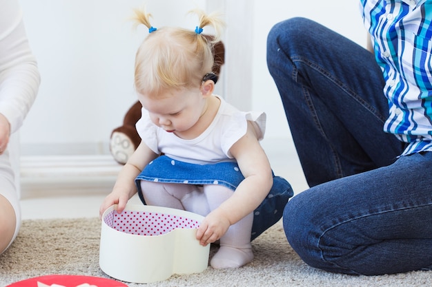 Niña con un audífono.