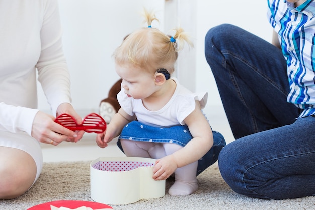 Niña con un audífono.