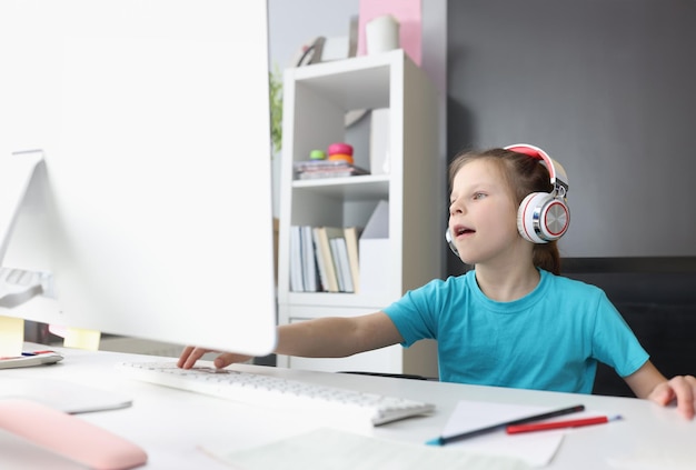 Niña en auriculares se dedica a la formación de forma remota