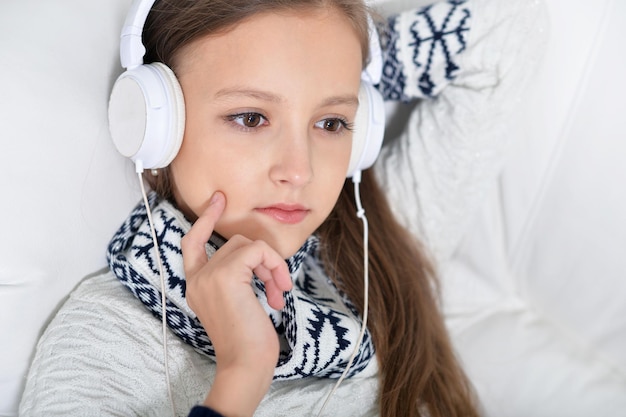 Niña en auriculares escuchando música