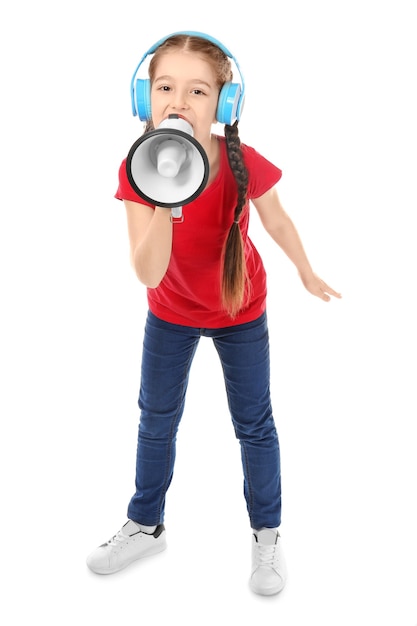 Foto niña con auriculares gritando por megáfono en blanco