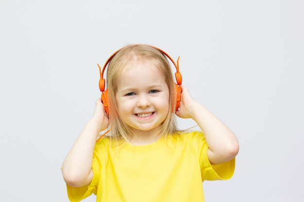 Niña en auriculares naranja