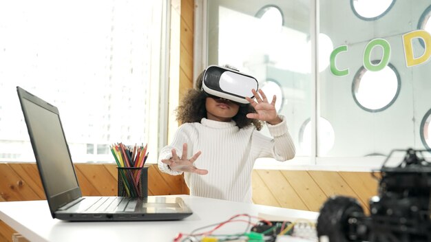 Foto niña con auriculares de realidad virtual para aprender en el metaverso estilo de vida futuro erudición