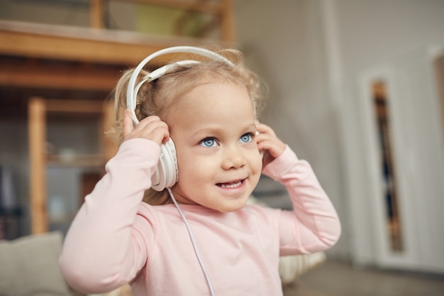 Niña con auriculares