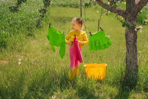 Una niña ayuda con las tareas del hogar