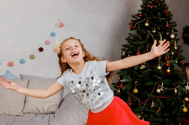 Niña baila en la noche de Navidad.