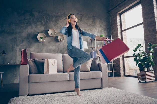 niña bailando con bolsas de la compra