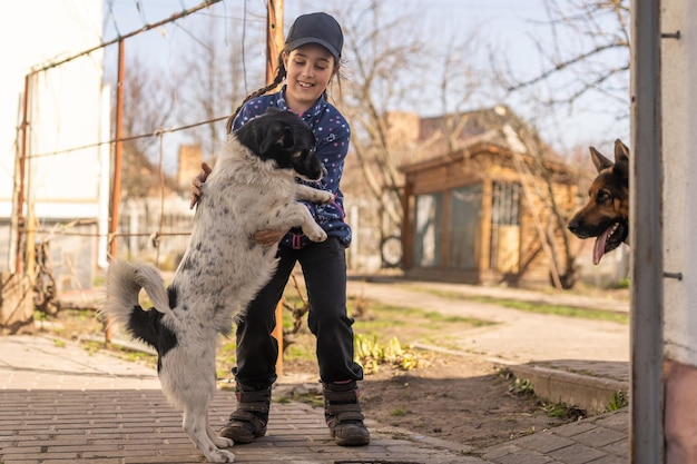 niña bailando con un perro.