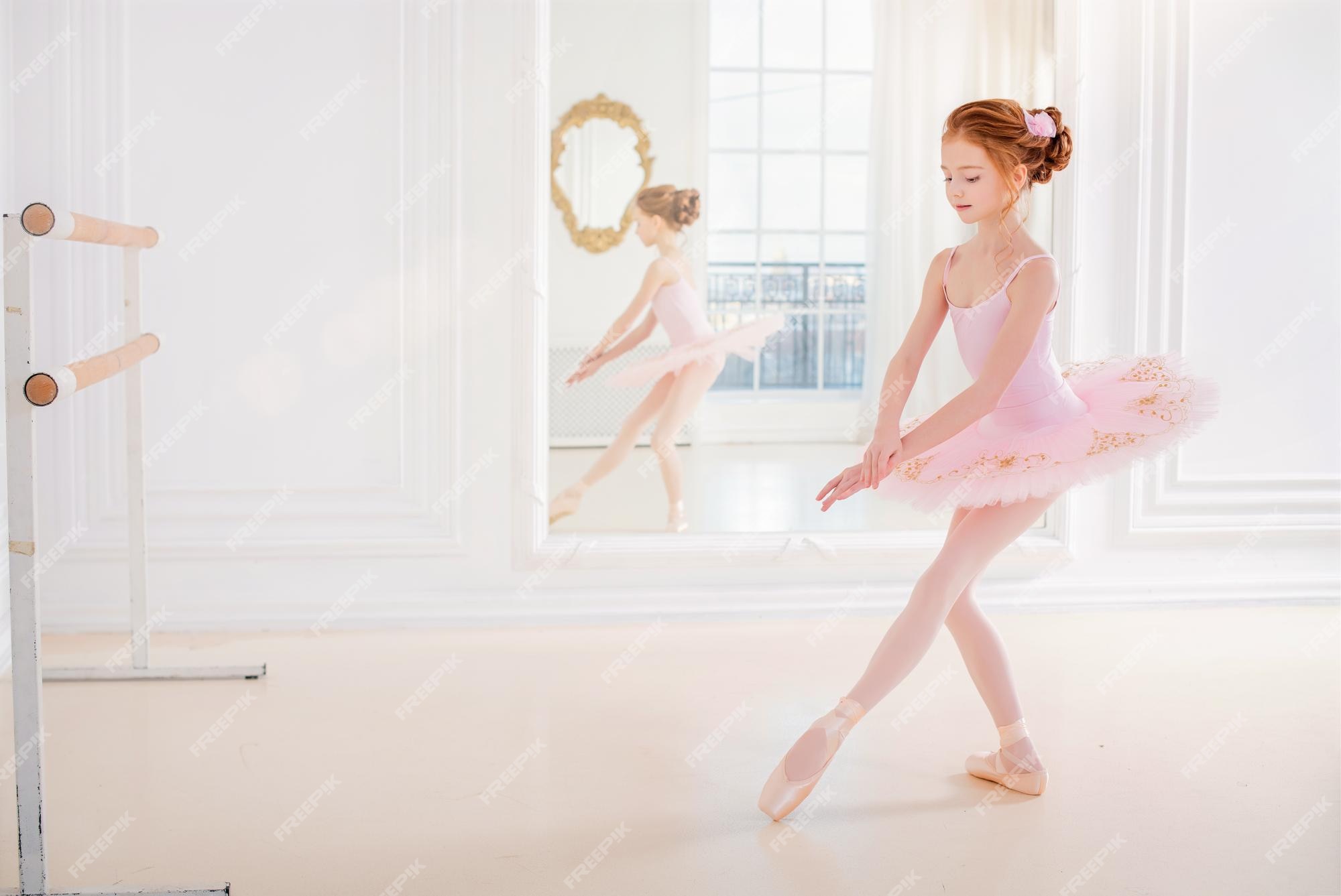 bailarina bailarina en tutú vestido aprendiendo ballet en la escuela de | Foto Premium