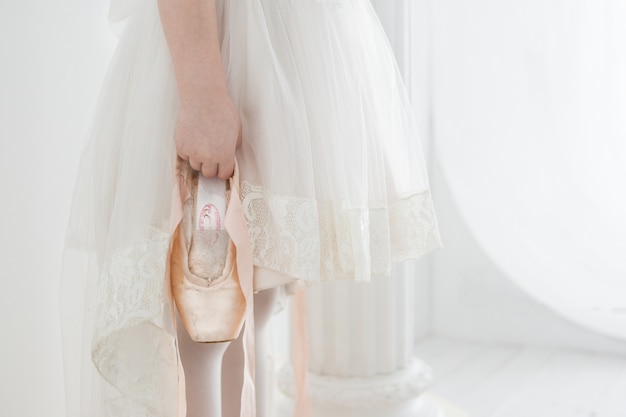 Niña bailarina en un hermoso vestido blanco con zapatos de punta