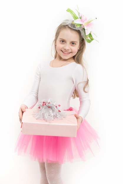 Niña bailarina sonrisa con caja en tutú de falda rosa