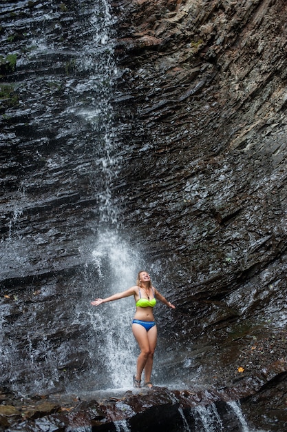 Niña, en, bañador, posición, debajo, cascada