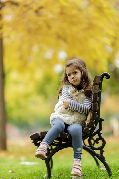 Niña en el banco