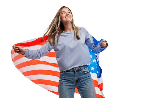 Foto niña con una bandera americana en sus manos. día de la independencia y patriotismo. aislado en un blanco