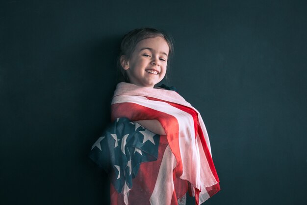 Foto niña con la bandera americana