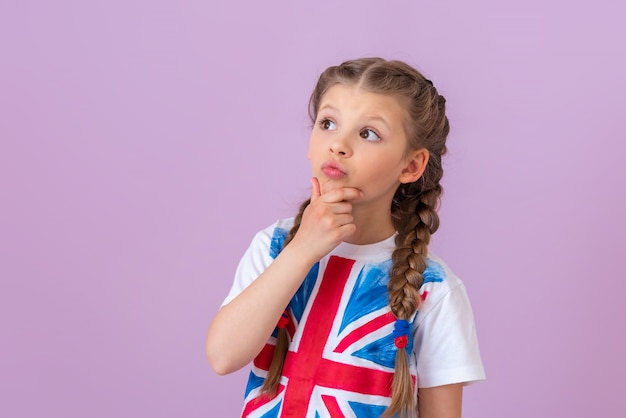 La niña de la bandera inglesa pintada estaba pensando.