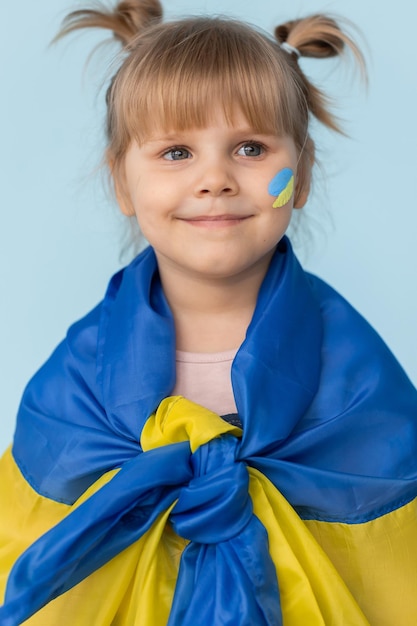 Niña con la bandera de Ucrania