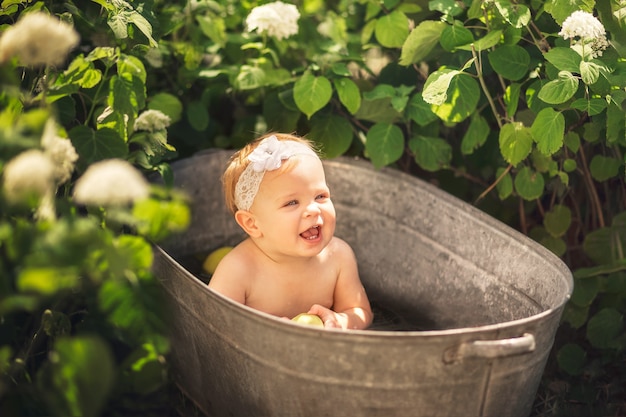 niña en el baño en el fondo de la naturaleza