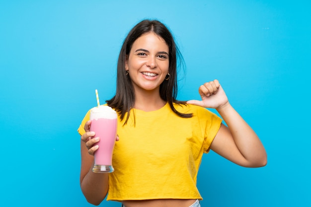 Niña con batido de fresa orgullosa y satisfecha