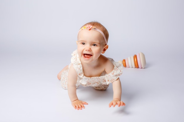 Niña bebé arrastrándose aislado sobre fondo blanco.