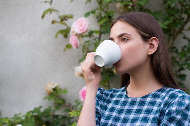 Una niña bebe café joven mujer elegante bebiendo capuchino disfrutando de la primavera chica romántica