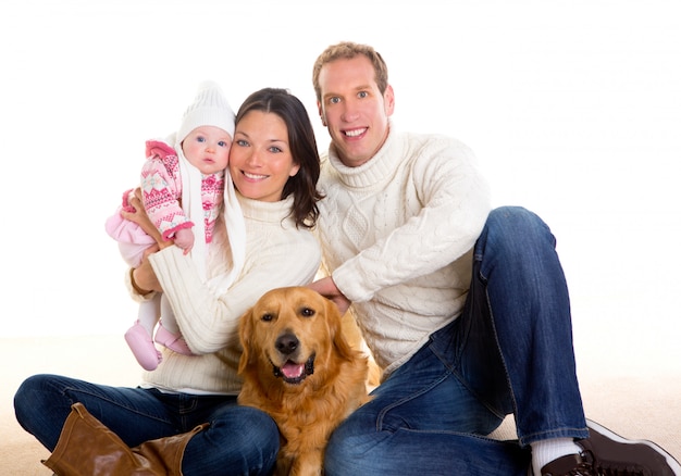 Niña bebé madre y padre familia feliz en invierno y perro