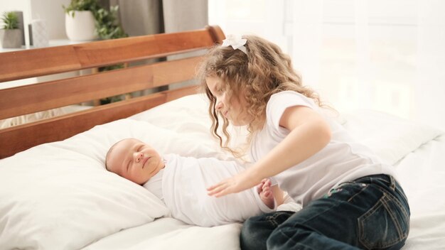 Niña con bebé recién nacido