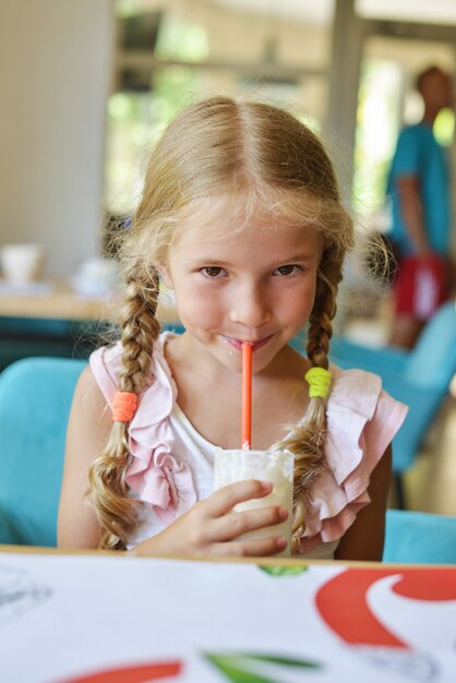 Niña bebiendo batido