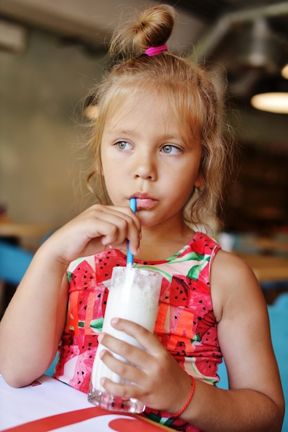 Foto niña bebiendo batido