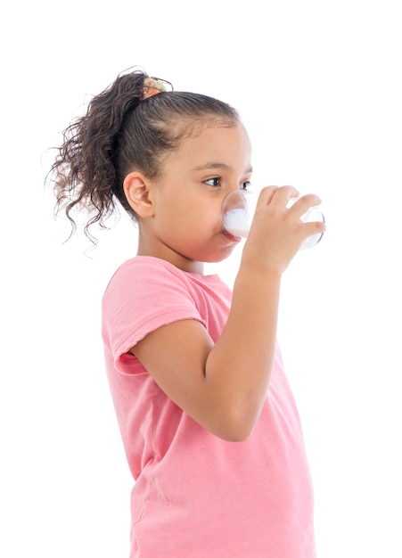 Niña bebiendo leche fresca