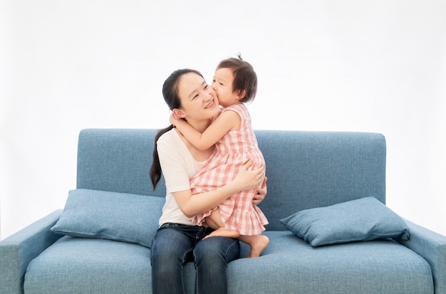 Niña besos madre