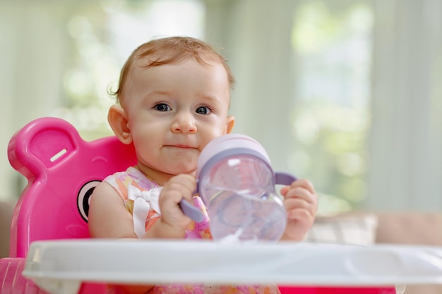 niña con biberón