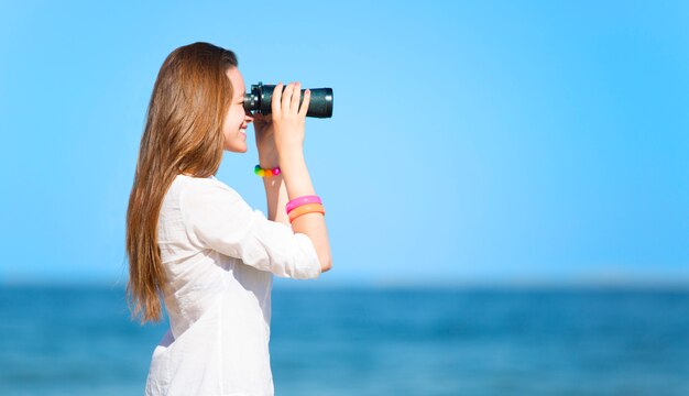 Niña con binocular