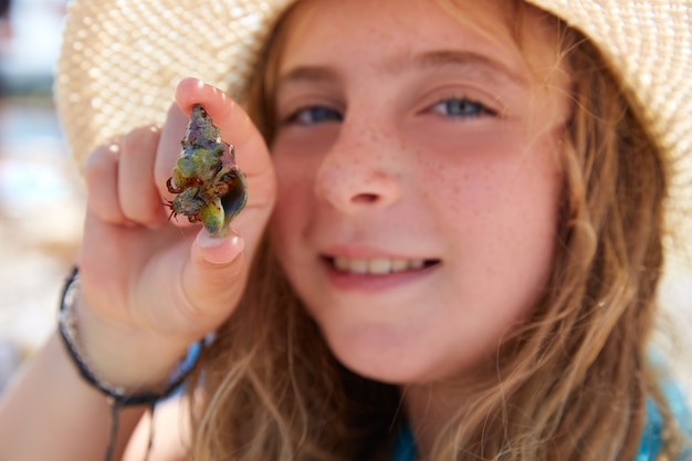 Niña de Blonk con cangrejo ermitaño