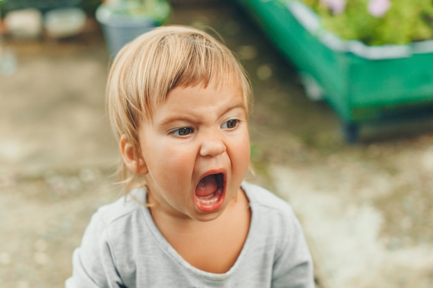 Niña con la boca abierta