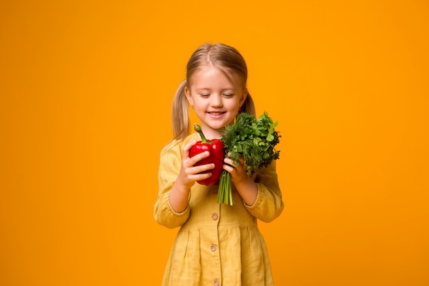 niña con bolsa ecológica y verduras