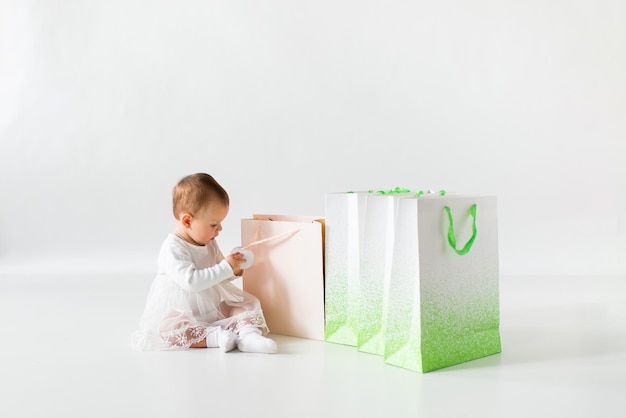 Niña con bolsas de papel. Concepto de compras. Viernes negro.