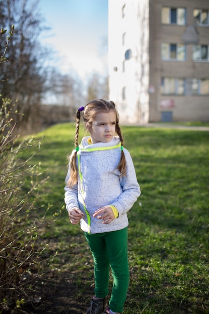 Niña bonita afuera