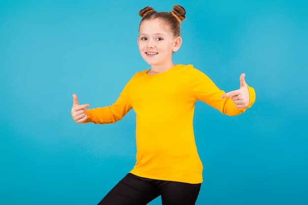 Una niña bonita con camisa amarilla