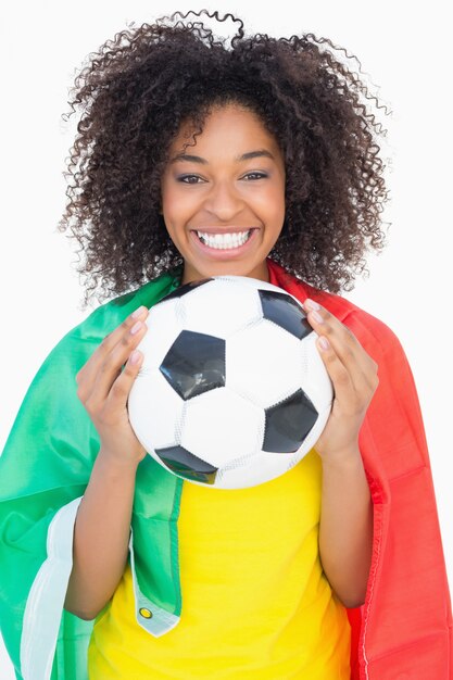 Niña bonita en camiseta amarilla con fútbol