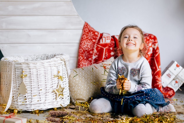 Una niña bonita con canasta decorada con año nuevo