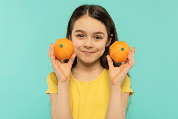 Foto niña bonita divirtiéndose en un estudio de ajuste de verano