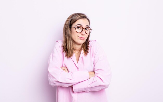 Niña bonita encogiéndose de hombros, sintiéndose confundida e insegura, dudando con los brazos cruzados y la mirada perpleja